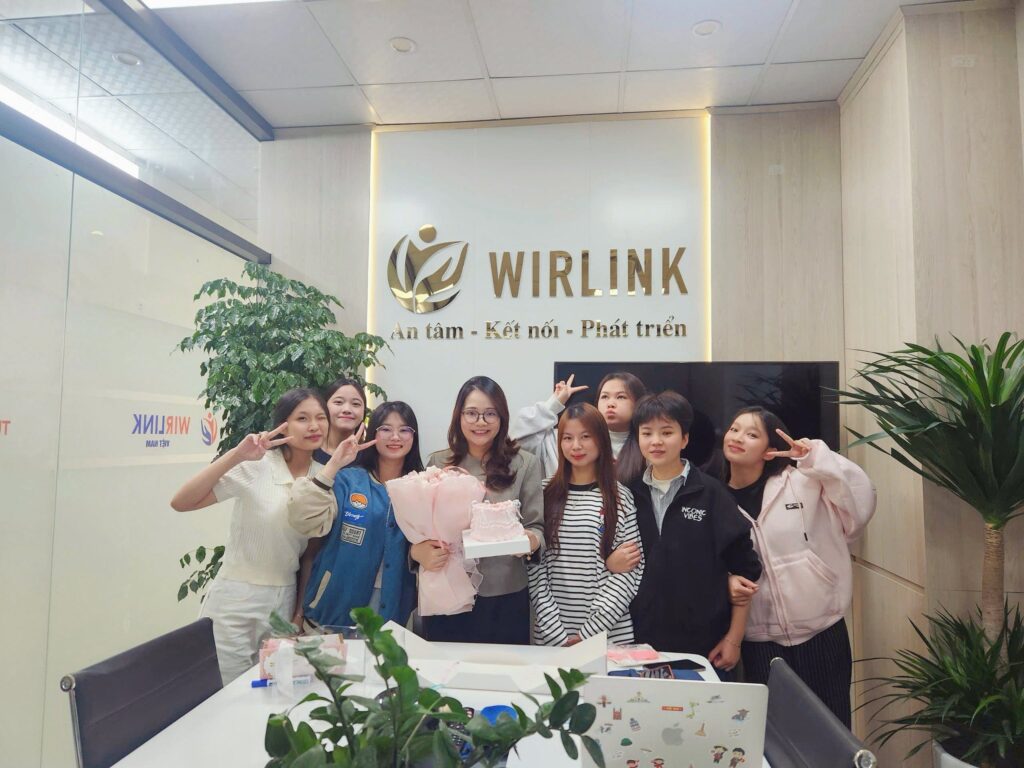 Cô giáo Lan Hương Wirlink và các học sinh