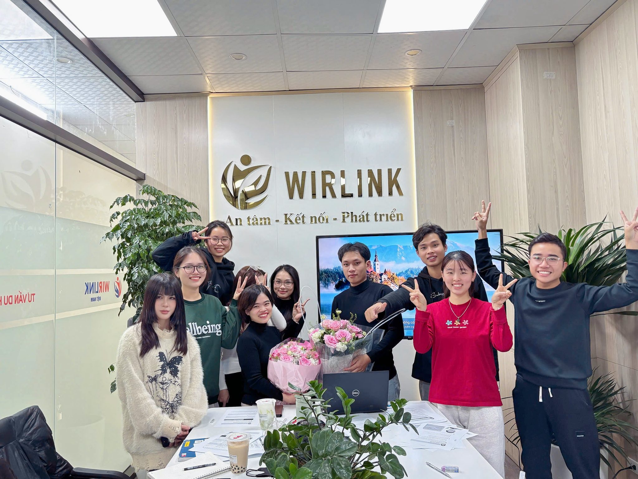 Cô giáo Vân Wirlink và các học sinh