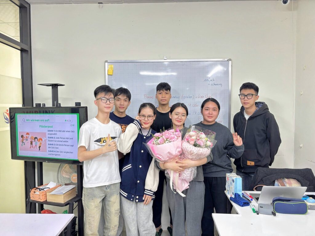 Cô giáo Dương Wirlink và các học sinh