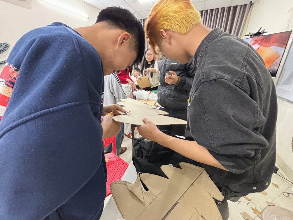 Học sinh Wirlink tự tay làm cây thông