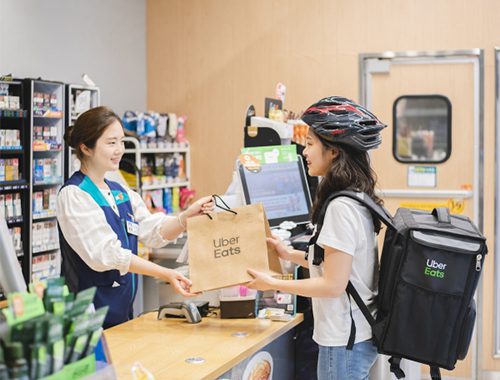 Du học sinh Hàn Quốc làm thêm cửa hàng tiện lợi