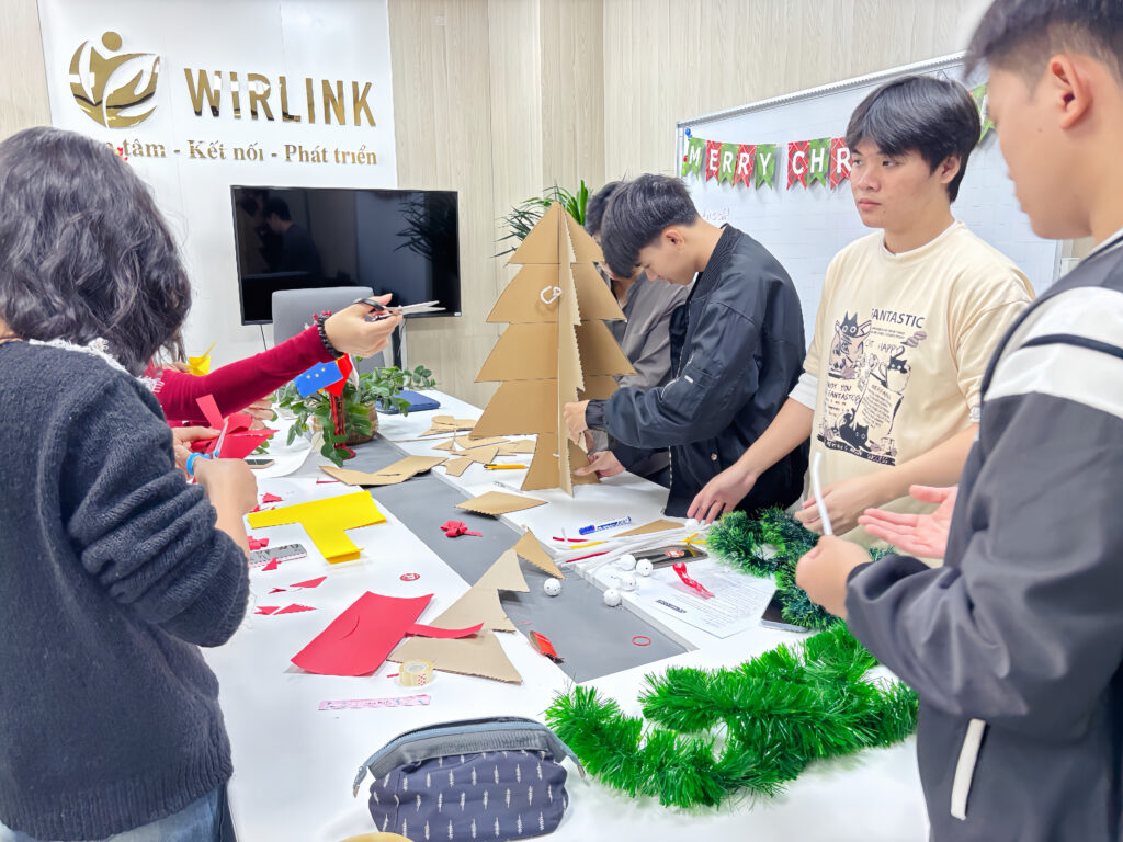 Các bạn chăm chú tạo cây thông Noel