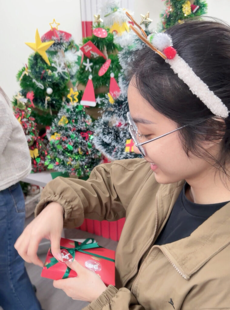 Học sinh Wirlink và phần quà Giáng sinh