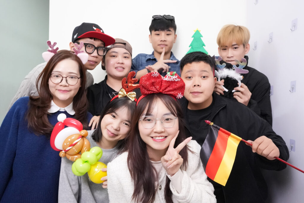 Cô Trâm và các bạn học sinh lưu lại khoảnh khắc Giáng Sinh