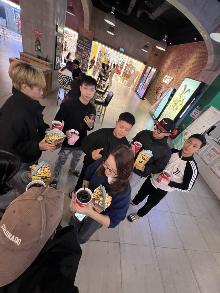 Hoạt động bên lề: Xem phim