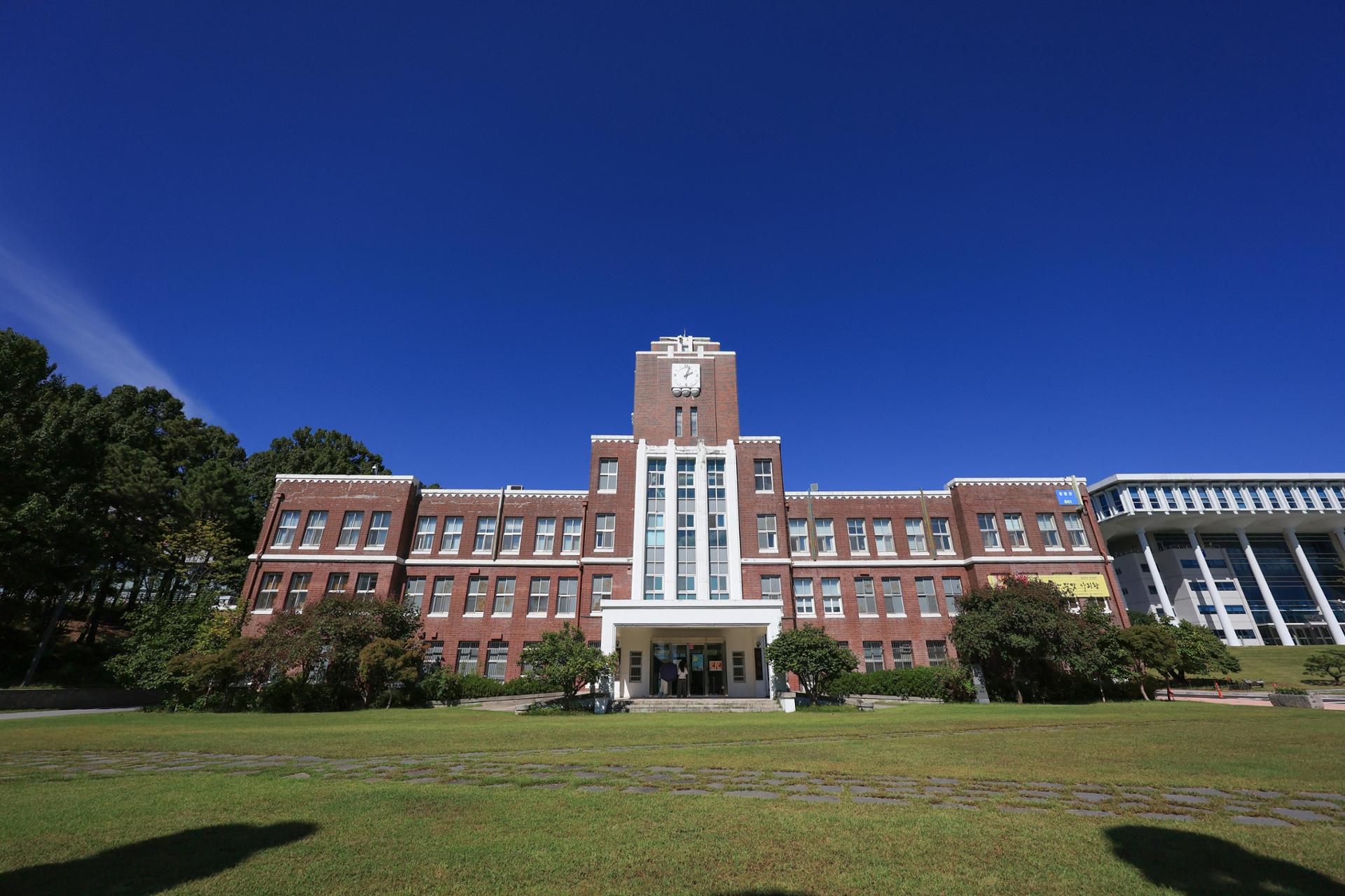 Du học sinh làm Thẻ người nước ngoài ngay tại trường, không cần lên Cục Xuất nhập cảnh