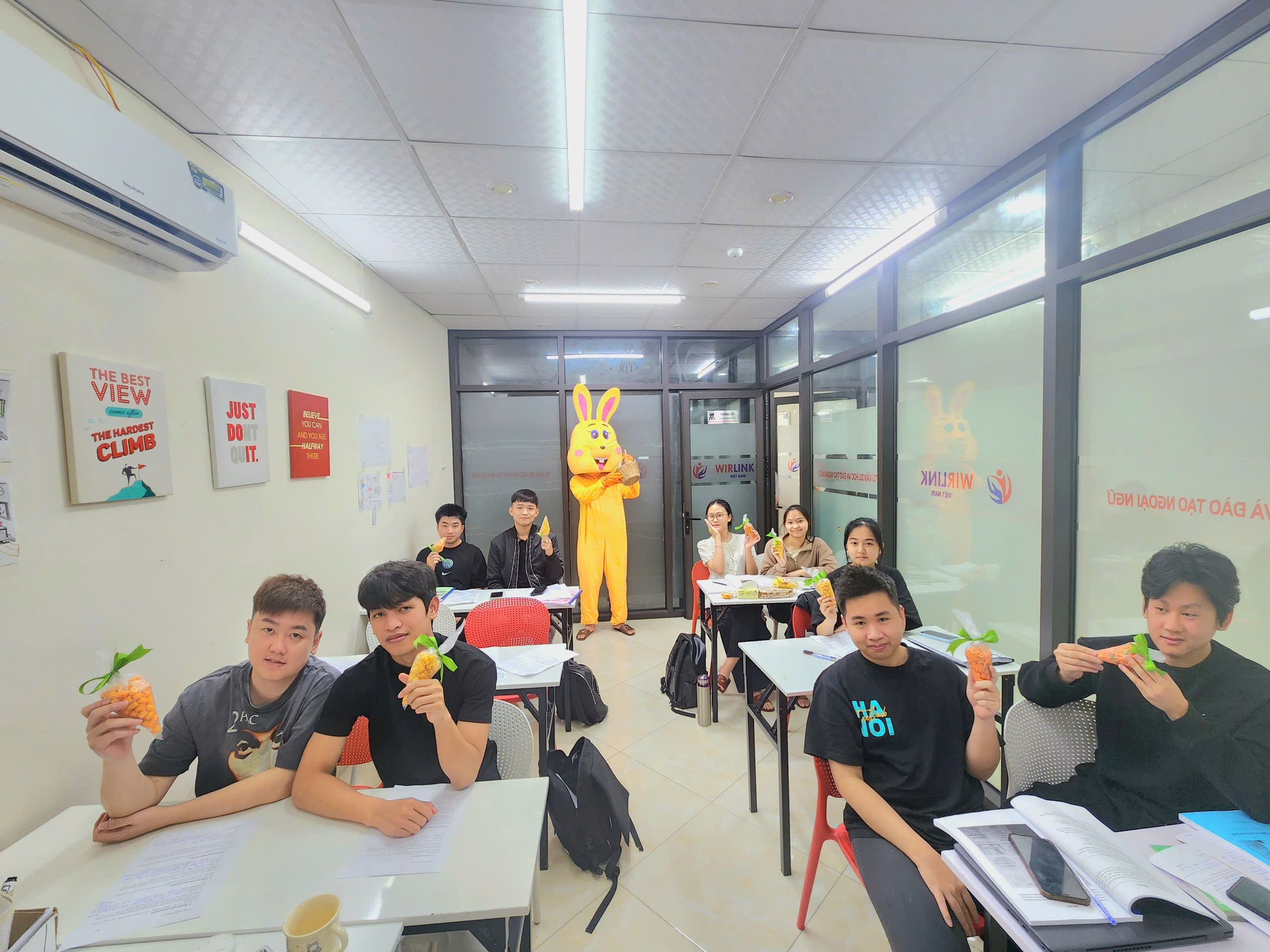 Thỏ Phục sinh phát quà