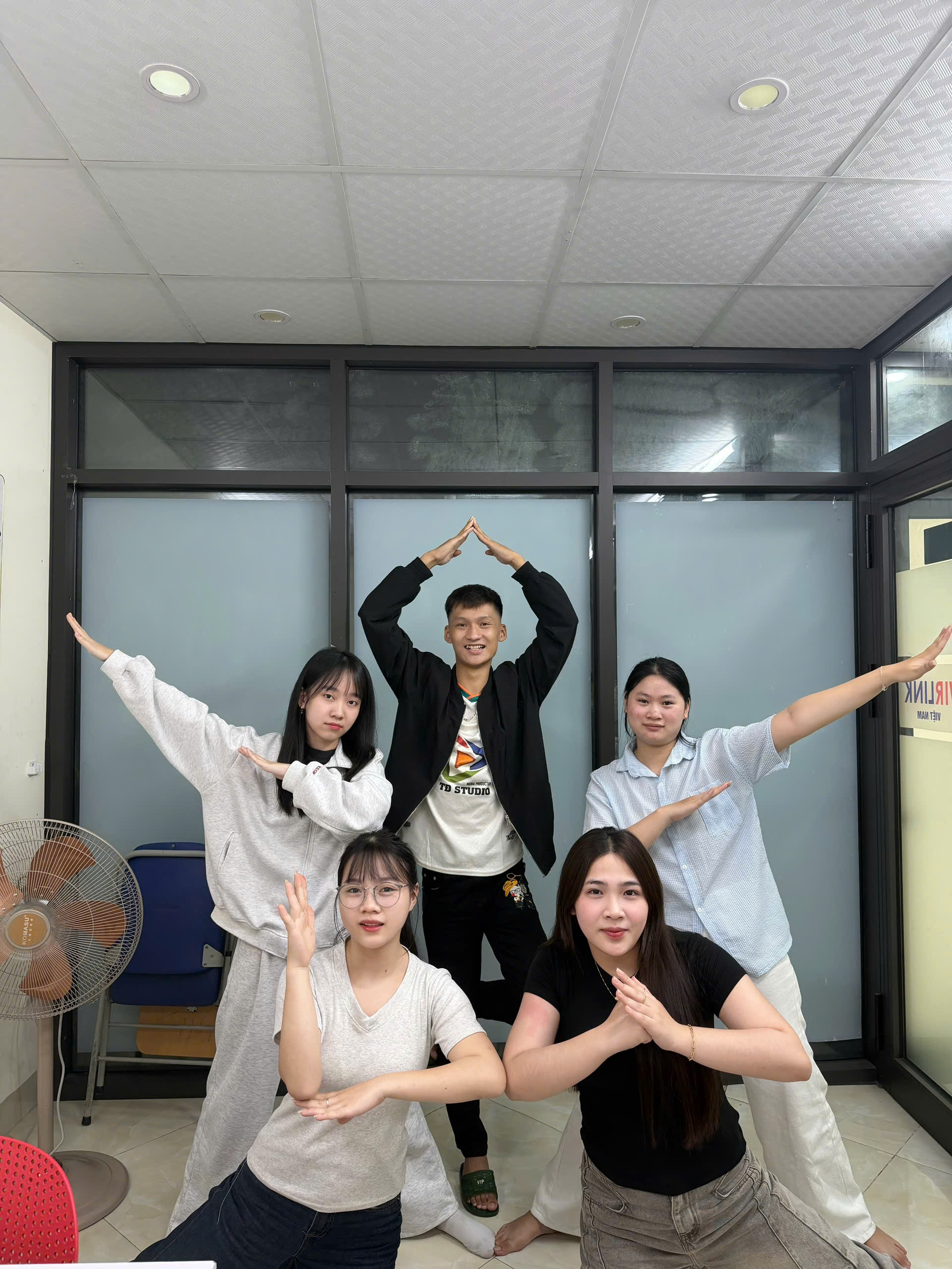 Học sinh WirLink tạo dáng